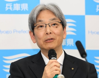退任を前に記者会見に臨む服部洋平副知事＝３１日午後、神戸市中央区、兵庫県庁（撮影・丸山桃奈）