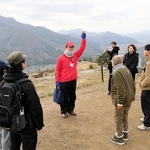 ガイドの説明を聞きながら竹田城跡を満喫する人ら＝１日午前、竹田城跡