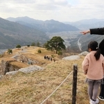 山開きしたばかりの竹田城跡を楽しむ人ら＝１日午前、竹田城跡
