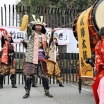 「開山じゃー！」と山開きを宣言する藤岡勇朝来市長（中央）ら＝１日午前、朝来市和田山町殿