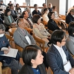 フォーラムの内容に耳を傾ける人たち＝神戸市中央区加納町４、アンカー神戸（撮影・斎藤雅志）