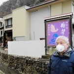 被災したホテル海楽荘の青石綿露出の状況を説明する永倉冬史さん＝２０２５年１２月、石川県珠洲市