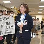 宝塚市役所で職員らに祝福される三浦璃来選手（中央）＝２日午後、宝塚市東洋町（撮影・大田将之）