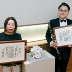 ひょうごアーティストサロン賞を受賞した生駒小織さん（左）と植村翔馬さん＝神戸市灘区原田通３、原田の森ギャラリー