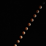 赤銅色で空に上がっていく皆既食中の月＝３日午後８時１分から５分間隔で撮影した１８枚を合成、兵庫県佐用町の大撫山から（撮影・大田将之）