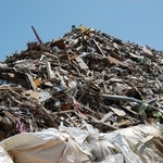 積み上げられた震災のがれき。時を経て地域の健康影響の調査が求められる＝２０１２年５月、宮城県石巻市