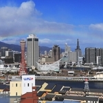 うっすらと虹がかかる神戸港上空＝４日午後、神戸市中央区東川崎町１（撮影・鈴木雅之）