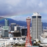 うっすらと虹がかかる神戸港上空＝４日午後、神戸市中央区東川崎町１（撮影・鈴木雅之）