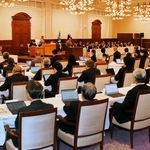 ２０２５年度補正予算案などを可決した兵庫県議会本会議＝４日午前、県公館