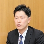取材に応じる奥谷謙一県議。百条委では委員長を務めた＝４日午後、兵庫県庁