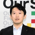 定例会見で話す兵庫県の斎藤元彦知事＝４日午後、県庁