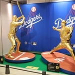 大黄金展で展示されている大谷翔平選手の等身大黄金像＝神戸市中央区明石町、大丸神戸店