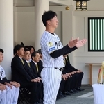 玉串を奉納する阪神タイガースの藤川球児監督＝西宮市社家町、西宮神社