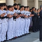 秦雅夫球団オーナー（右）とともに必勝を祈願する阪神タイガースの選手ら＝西宮市社家町、西宮神社