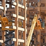 大屋根リングの解体を進める作業員＝５日午後、大阪市此花区の夢洲（撮影・大田将之）