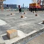 上部が切断された大屋根リングの柱＝５日午後、大阪市此花区の夢洲（撮影・大田将之）