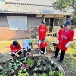 加西市にある古民家の裏庭でハーブを育てる学生たち（増田里香教授のゼミ提供）