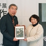 額絵を受け取る森美代子さん＝神戸市東灘区向洋町中５