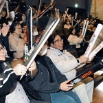 選手の活躍に歓声を上げて盛り上がる観客たち＝６日夜、やぶ市民交流広場