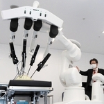 神戸発の手術支援ロボット「ｈｉｎｏｔｏｒｉ（ヒノトリ）」。国内外で計１００台が稼働し、多くの患者の手術を担う＝神戸市西区室谷１、シスメックスソリューションセンター