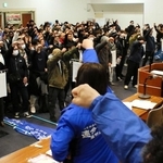 賃上げを目指して「頑張ろう」と声を上げる総決起集会の参加者たち＝７日午前、尼崎市昭和通２、尼崎市中小企業センター