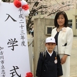 避難生活の中、小学校の入学式に臨んだ大内悠斗さん、母扶欣子さん＝２０１１年４月、加古川市志方町志方町