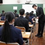 今年の公立高校推薦入試で、試験開始を待つ受験生＝２月１６日、神戸市東灘区