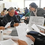 日本語を学ぶ中国残留婦人２世ら。約４０人のうち１世は１０人以下で教室の存続が危ぶまれている＝明石市東仲ノ町