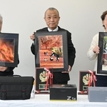 年間賞の表彰式に出席した（右から）冠野順子さん、和田康男さん、板井幹さん＝９日午前、神戸新聞社