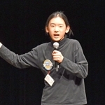 自作のゲームを紹介する衣笠新禾さん＝東京都港区