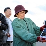 「津波が来ないと思い込んでいた」。語り部として、震災前の自宅跡で当時の心境を伝える三浦祝子さん（右）＝宮城県気仙沼市波路上杉ノ下