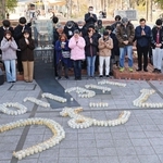 東日本大震災の被災地に思いをはせ、犠牲者に黙とうをささげる人たち＝１１日午後２時４６分、神戸市中央区加納町６、東遊園地（撮影・吉田敦史）