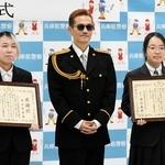 特殊詐欺被害防止を目的にした動画コンテストで表彰された木下泉美さん（右）と岡田智夏さん（左）中央は「特別防犯支援官」のＡＴＳＵＳＨＩさん＝県警本部