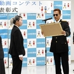 特殊詐欺被害防止を目的にした動画コンテストの受賞者を表彰する「特別防犯支援官」のＡＴＳＵＳＨＩさん（右から２人目）＝１１日午後、県警本部