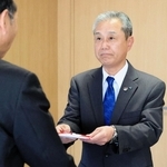 寄付した視聴覚教材の目録を手渡すＪＡ共済連兵庫の三森京介本部長（右）＝兵庫県警本部