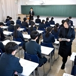 問題用紙が配られた後、緊張した様子で試験開始を待つ受験生＝１２日午前、西宮市上甲東園２、県立西宮高校（撮影・風斗雅博）