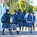 一般入試の試験会場に向かう中学生たち＝１２日朝、西宮市上甲東園２、県立西宮高校（撮影・風斗雅博）
