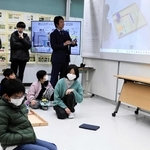 ６年生が自作したロボットを披露したコンテスト＝加東市山国