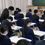 問題用紙などを配られ試験開始を待つ受験生たち＝１２日午前、西宮市上甲東園２、県西宮高（撮影・風斗雅博）