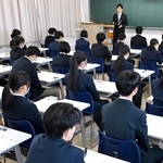 問題用紙が配られた後、緊張した様子で試験開始を待つ受験生＝１２日午前、西宮市上甲東園２、県立西宮高校（撮影・風斗雅博）