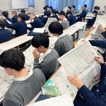 新聞から気になるニュースを探す生徒たち＝芦屋市山手町、甲南高校