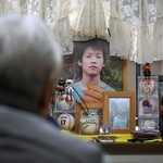 堤家のリビング。父が座る目線の先には将太さんの写真や遺品が並ぶ＝神戸市北区小倉台６（撮影・大田将之）