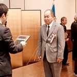 ひょうご地域安全まちづくり活動賞を受賞した神戸新聞販売店会の水谷光行会長（左から２人目）＝神戸市中央区下山手通４、兵庫県公館