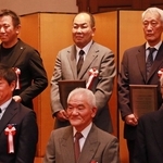 ひょうご地域安全まちづくり活動賞を受賞した神戸新聞販売店会の水谷光行会長（後列中央）＝神戸市中央区下山手通４、兵庫県公館