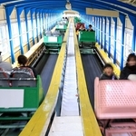 思わず笑ってしまう、刺激的な乗り心地のカーレーター＝神戸市須磨区西須磨、須磨浦山上遊園