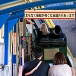 「揺れ」を知らせる看板が降り場で続くカーレーター＝神戸市須磨区西須磨、須磨浦山上遊園