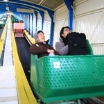 思わず笑ってしまう、刺激的な乗り心地のカーレーター＝神戸市須磨区西須磨、須磨浦山上遊園