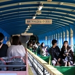 若者や外国人観光客らでにぎわうカーレーター＝神戸市須磨区西須磨、須磨浦山上遊園