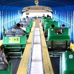 「危険ですから立たないでください」「禁煙」。いろんなメッセージが目にとまる＝神戸市須磨区西須磨、須磨浦山上遊園