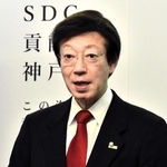 定例会見で考えを述べる神戸市の久元喜造市長＝１３日午後、神戸市役所